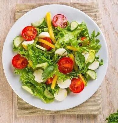 Una de las opciones para una dieta de trigo sarraceno durante un mes incluye el uso de ensalada de verduras. 