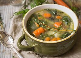 El menú dietético después de la extirpación de la vesícula biliar incluye sopas de verduras. 