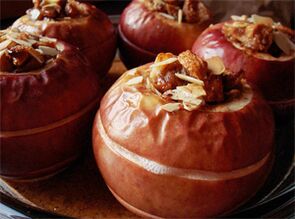 Las manzanas al horno con frutos secos son un postre en el menú dietético después de la extirpación de la vesícula biliar. 