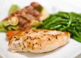 Pechuga de pollo al horno en el menú para quienes deseen reducir el colesterol y adelgazar