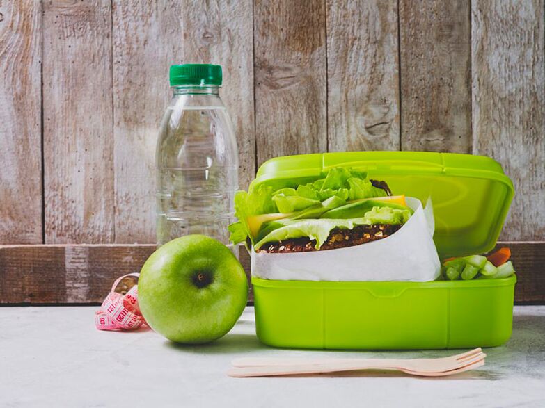 Manzana, agua y ensalada