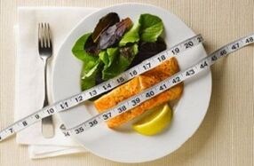 Pescado con ensalada para adelgazar con una dieta proteica