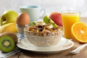 gachas de avena con frutas como desayuno saludable para adelgazar