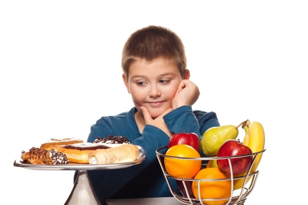 Eliminar los alimentos azucarados no saludables de la dieta de un niño en favor de las frutas