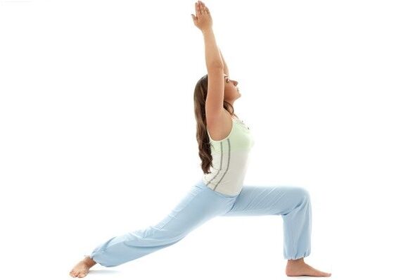 pose de guerrero de yoga para bajar de peso